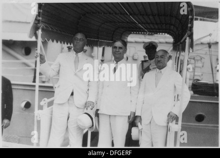 Ein historisches Foto, das Franklin D. Roosevelt zusammen mit drei anderen Personen während seines Besuchs in Panama im Jahr 1970 zeigt und den politischen und diplomatischen Kontext der Zeit hervorhebt. Stockfoto