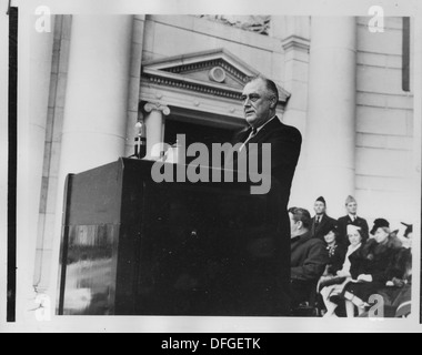 Dieses Bild zeigt Franklin D. Roosevelt auf dem Arlington National Cemetery, der seine Anerkennung zollen und die düstere Natur des Ereignisses widerspiegelt. Stockfoto