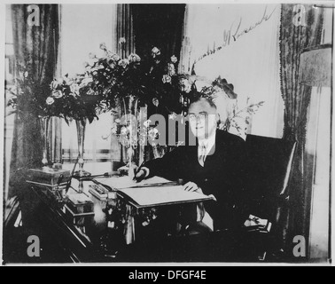 Dieses Bild zeigt Franklin D. Roosevelt in Albany, New York, wahrscheinlich während seiner Zeit als Gouverneur vor seiner Präsidentschaft. Das Foto zeigt einen wichtigen Moment in der frühen politischen Karriere des 32. Präsidenten der Vereinigten Staaten. Stockfoto