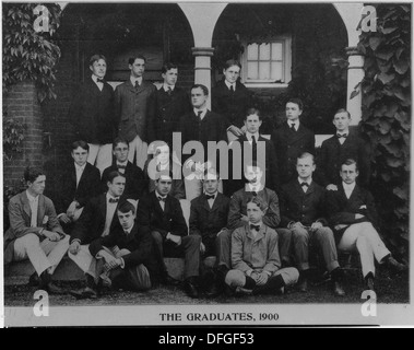 Franklin D. Roosevelt ist in einem Gruppenfoto zu sehen, das während seiner Jugend in Groton, Massachusetts, aufgenommen wurde und einen Einblick in das frühe Leben des zukünftigen US-Präsidenten gibt. Stockfoto