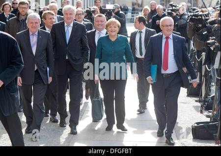 Berlin, Deutschland. 4. Oktober 2013. Die CDU-Delegation kommt nach den Vorgesprächen im Jakob-Kaiser-Haus in Berlin, Deutschland, 4. Oktober 2013. CDU und SPD sind Gespräche zu sehen, ob eine große Koalition möglich ist. Foto: KAY NIETFELD/Dpa/Alamy Live News Stockfoto