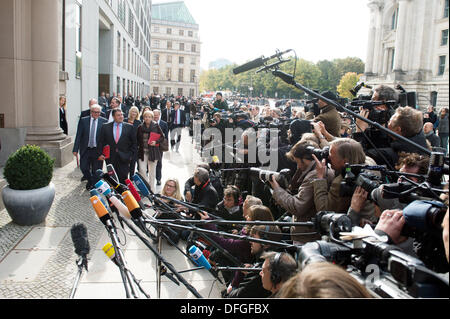 Berlin, Deutschland. 4. Oktober 2013. Der SPD-Delegation kommt nach den Vorgesprächen im Jakob-Kaiser-Haus in Berlin, Deutschland, 4. Oktober 2013. CDU und SPD sind Gespräche zu sehen, ob eine große Koalition möglich ist. Foto: KAY NIETFELD/Dpa/Alamy Live News Stockfoto