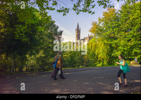 Die Turm und das Dach Linie der Universität Glasgow sichtbar durch den farbigen Herbst Blätter Kelvingrove Park an einem sonnigen Tag. Stockfoto