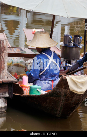 Lady, Verkauf von Getränken auf dem schwimmenden Markt, alte Siam in der Nähe von Bangkok. Stockfoto