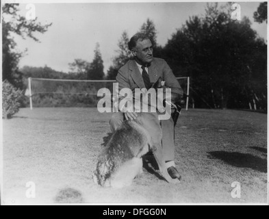 Dieses Foto zeigt Franklin D. Roosevelt in Hyde Park, New York, um 1955. Das Bild fängt den ehemaligen US-Präsidenten in einem entspannten Moment ein und reflektiert seine Zeit in seiner Präsidentenresidenz. Stockfoto