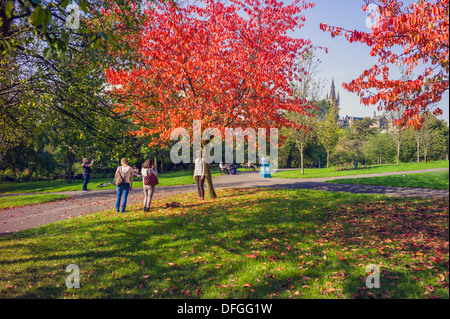 Allgemeine Ansichten von Kelvingrove park, Glasgow, Herbstfärbung und Menschen zu Fuß oder mit Blick auf die herrliche Landschaft genießen Stockfoto