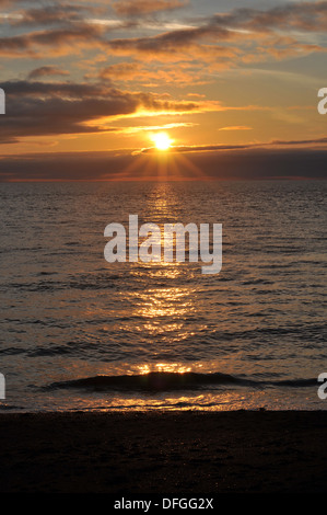 Die September-Abendsonne hinterlässt eine Spur des Lichts über die Cardigan Bay, gesehen von der Promenade in Aberystwyth, Wales, UK Stockfoto