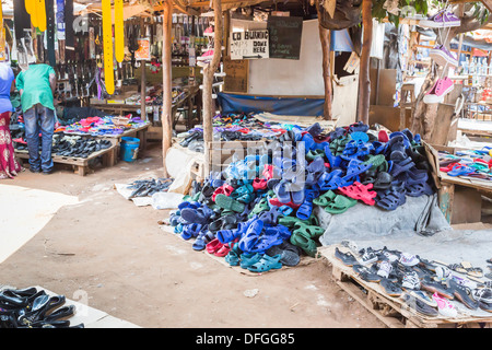 Stapel von bunten Crocs, Trainer und andere gebrauchte Schuhe zum Verkauf in Maramba Markt, Livingstone, Sambia Stockfoto