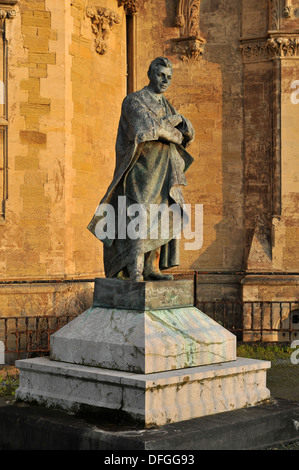 Statue auf der Seeseite des Old College, Aberystwyth University, Aberystwyth, Wales, UK in der Abendsonne. Stockfoto