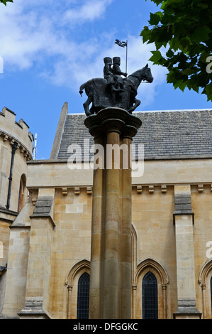 Zwei Ritter reiten ein Pferd Statuen auf eine Spalte außerhalb der Temple Church, London, England, Vereinigtes Königreich. Stockfoto