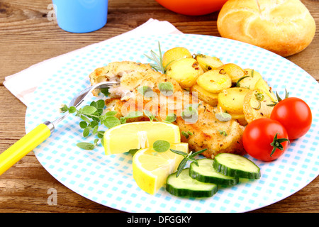 Paniertes Fischfilet mit Rosmarinkartoffeln und Gemüse, Nahaufnahme Stockfoto