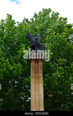 Zwei Ritter reiten ein Pferd Statuen auf eine Spalte außerhalb der Temple Church, London, England, Vereinigtes Königreich. Stockfoto