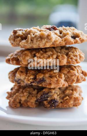 Haferflocken Cookies auf einem weißen Teller und sitzen in einem Fensterbrett. Stockfoto