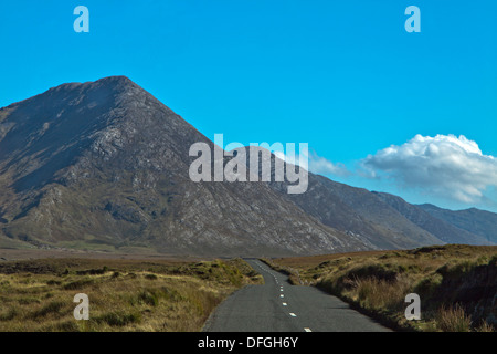 Eine landschaftlich reizvolle Fahrt im Inagh Valley, mit robusten Bergblick, Grafschaft Connemara, County Galway, Irland. Stockfoto