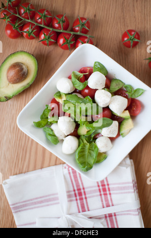 Salat aus verschiedenem Gemüse auf dem Teller, Ansicht von oben Stockfoto