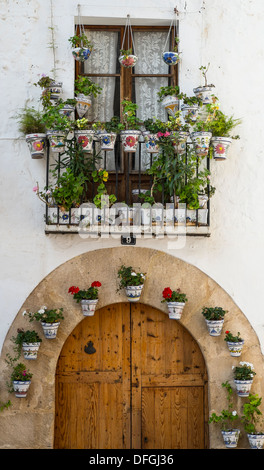Blumen in Töpfen zieren Balkon und Eingang im Old Town, Javea, Spanien. Stockfoto