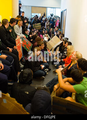 Aberystwyth, Wales, UK. 4. Oktober 2013.   Mehr als 100 walisische Sprache Aberystwyth University Studenten besetzen Teil der administrativen Gebäude aus Protest gegen die geplante Schließung des PANTYCELYN Hall des Wohnsitzes an der Universität. Hall, der einzige walisische Sprache Halle wird voraussichtlich nächstes Jahr mit den Schülern ins neue Einheiten auf dem Campus zu schließen.    Bildnachweis: Keith Morris/Alamy Live-Nachrichten Stockfoto