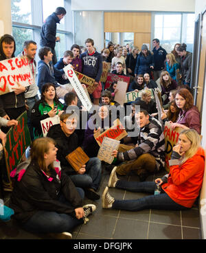Aberystwyth, Wales, UK. 4. Oktober 2013.   Mehr als 100 walisische Sprache Aberystwyth University Studenten besetzen Teil der administrativen Gebäude aus Protest gegen die geplante Schließung des PANTYCELYN Hall des Wohnsitzes an der Universität. Hall, der einzige walisische Sprache Halle wird voraussichtlich nächstes Jahr mit den Schülern ins neue Einheiten auf dem Campus zu schließen.    Bildnachweis: Keith Morris/Alamy Live-Nachrichten Stockfoto