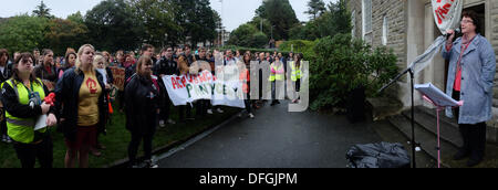 Aberystwyth, Wales, UK. 4. Oktober 2013.   Montage Goivernment Mitglied ELIN JONES Adressierung über 100 Walisisch Sprachstudenten Aberystwyth University, bevor sie Teil der administrativen Gebäude aus Protest gegen die geplante Schließung des PANTYCELYN Hall des Wohnsitzes an der Universität zu besetzen. Hall, der einzige walisische Sprache Halle wird voraussichtlich nächstes Jahr mit den Schülern ins neue Einheiten auf dem Campus zu schließen.   p © Ke Credit: Keith Morris/Alamy Live-Nachrichten Stockfoto