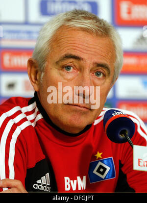 Hamburgs Trainer Bert van Marwijk beteiligt sich bei der Pressekonferenz des deutschen Bundesligisten Hamburger SV, Hamburg, Deutschland, 4. Oktober 2013. Foto: AXEL HEIMKEN Stockfoto