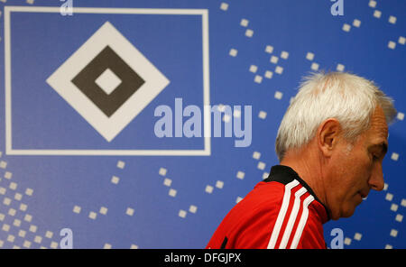 Hamburgs Trainer Bert van Marwijk geht durch das Logo des Vereins während der Pressekonferenz des deutschen Bundesligisten Hamburger SV, Hamburg, Deutschland, 4. Oktober 2013. Foto: AXEL HEIMKEN Stockfoto