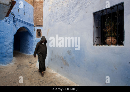 Traditionell gekleideten Mann zu Fuß in einer Straße der Medina (Altstadt) (Marokko) Stockfoto