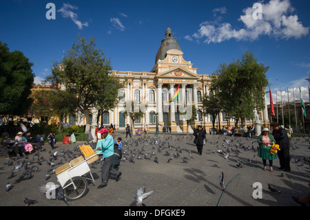 Einheimischen inmitten Tauben vor der nationale Kongress von Bolivien, Gebäude, Plaza Murillo, La Paz, Bolivien Stockfoto