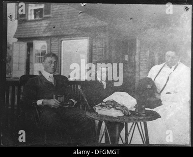 Dieses Bild zeigt Franklin D. Roosevelt mit seiner Familie Hall und Sarah Roosevelt auf ihrem Anwesen in Campobello. Das Foto fängt einen persönlichen Moment während Roosevelts Amtszeit ein. Stockfoto