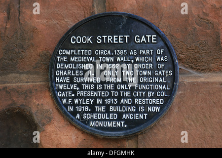 Ein Hinweisschild für Cook Street Tor in der Stadt von Coventry, Teil der mittelalterlichen Stadtmauer in Warwickshire, West Midlands Stockfoto