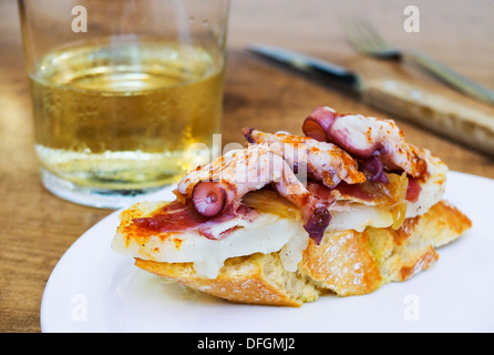 Typische spanische Oktopus Pincho (galicischen Krake Stil) im rustikalen Tisch Stockfoto