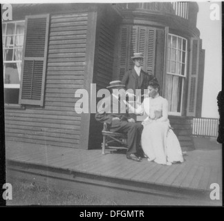 Ein Foto, das Franklin D. Roosevelt mit seiner Mutter und seinem Vater in Campobello zeigt. Das Bild fängt einen persönlichen Moment mit dem zukünftigen US-Präsidenten und seinen Eltern ein. Das Foto spiegelt die familiäre Umgebung wider und gibt Einblick in Roosevelts frühe Jahre und trägt zu seiner persönlichen und öffentlichen Erzählung bei. Stockfoto