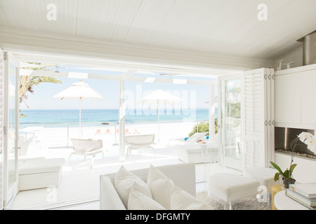 Modernes Wohnzimmer mit Blick auf Strand und Meer Stockfoto