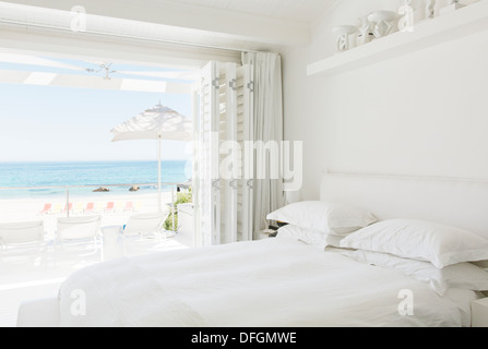 Moderne Schlafzimmer mit Blick auf Strand und Meer Stockfoto