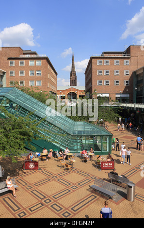 Cafés auf der oberen Fußgängerzone Shopping Centre in Coventry, an einem belebten Samstag in Warwickshire, West Midlands, UK Stockfoto