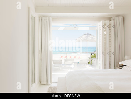 Moderne Schlafzimmer mit Blick auf Strand und Meer Stockfoto