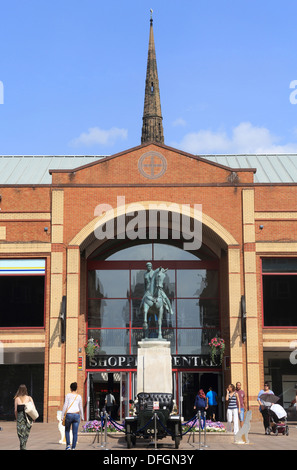 Broadgate Einkaufszentrum in zentralen Coventry mit der Statue von Lady Godiva und eine Oldtimer-Show auf, in Warwickshire, Großbritannien Stockfoto