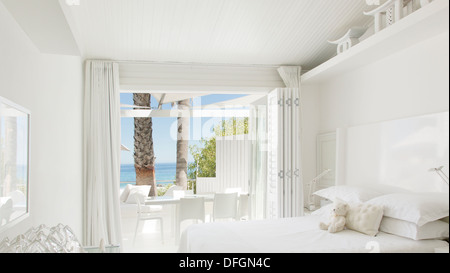 Moderne Schlafzimmer mit Blick auf Strand und Meer Stockfoto