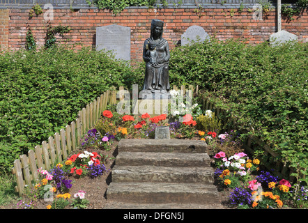 Statue von "Unserer lieben Frau von Coventry", im Priorat Gärten auf dem Gelände des Coventry die erste Kathedrale, St. Mary in Warwickshire, UK Stockfoto