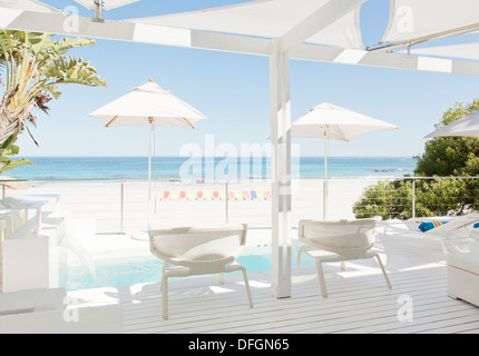 Terrasse mit Blick auf Strand und Meer Stockfoto