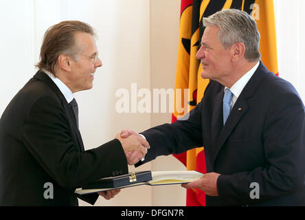 Berlin, Deutschland. 4. Oktober 2013. Bundespräsident Joachim Gauck vergibt Münchens Chefdirigent von Symphonieorchester und Chor des Bayerischen Rundfunks Mariss Jansons mit dem Komturkreuz des Verdienstordens der Bundesrepublik Deutschland in Berlin, Deutschland, 4. Oktober 2013. Anlässlich des 23. Jahrestages der deutschen vergibt Wiedervereinigung Gauck Bürger mit der Order of Merit. Foto: WOLFGANG KUMM/Dpa/Alamy Live News Stockfoto