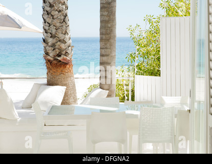 Terrasse mit Blick auf Strand und Meer Stockfoto