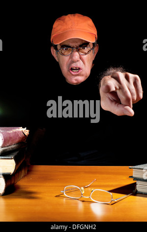 Verärgerter Mann zeigen und schreien Stockfoto