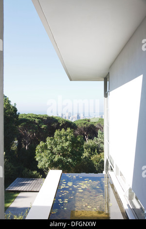 Modernes Haus mit Blick auf Stadt in Ferne Stockfoto