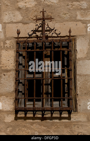 Bar im freien Fenster. Alte mittelalterliche Kathedrale Stockfoto