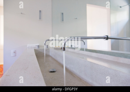 Modernes Badezimmer Armaturen einfahren Stockfoto