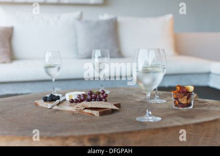 Wein und Käse am Couchtisch aus Holz Stockfoto
