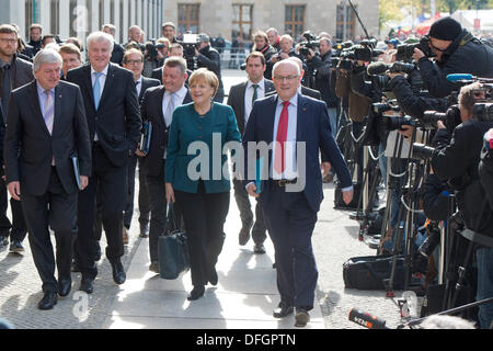 Berlin, Deutschland. 4. Oktober 2013. Die Delegation der CDU kommt, die Vorgespräche zwischen CDU und SPD in der Parlamentarischen Gesellschaft in Berlin, Deutschland, 4. Oktober 2013. CDU und SPD sind Gespräche zu sehen, ob eine große Koalition möglich ist. Foto: Maurizio Gambarini/Dpa/Alamy Live News Stockfoto