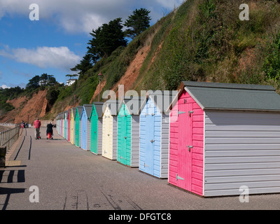 Umkleidekabinen am Strand von Seaton Devon England in leuchtenden Farben Stockfoto