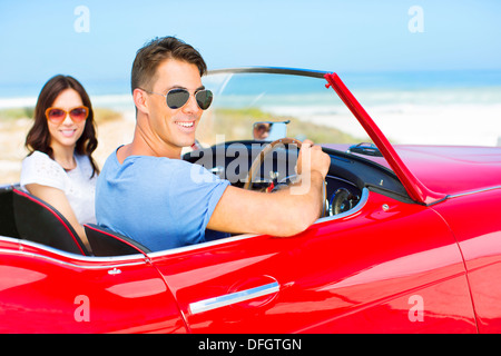 Paar am Strand Cabrio fahren Stockfoto