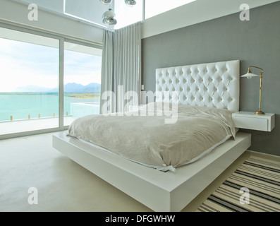 Moderne Schlafzimmer mit Blick auf Meer Stockfoto